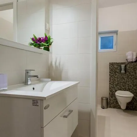 Roza- Two-bedroom Apartment *