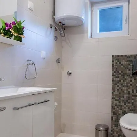 Roza- Two-bedroom Apartment Mokosica