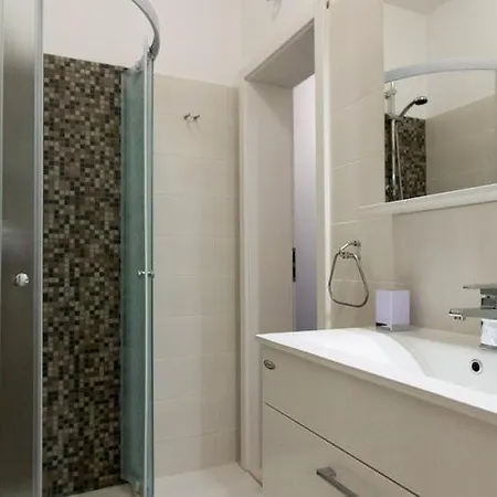 Roza- Two-bedroom Apartment *