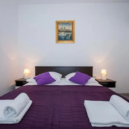 Roza- Two-bedroom Apartment *