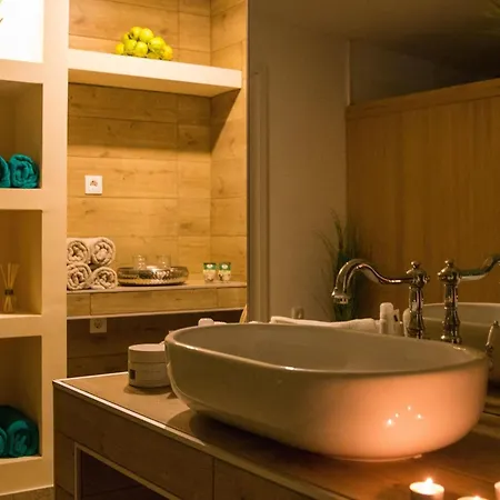 Roza- Two-bedroom Apartment *